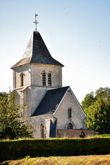 Fototapeta premium Eglise de campagne du XVe siècle dans le nord de la France en été