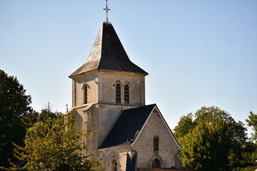 Fototapeta premium Eglise de campagne du XVe siècle dans le nord de la France en été