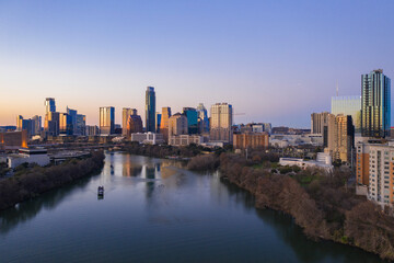 Obraz premium city skyline at sunset over lake