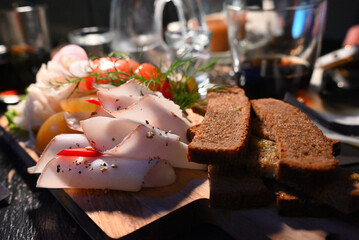 mediterrane platte mit wodka karaffe