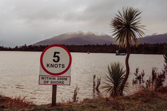 5 knots within 200m of the shore - a warning sign at a lake in New Zealand's South Island