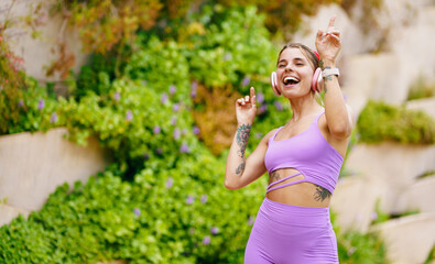 Obraz premium A Joyful and Energetic Fitness Enthusiast Enjoying Time Spent in Natures Embrace