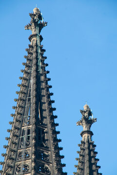Spitzen der T&uuml;rme des Doms in K&ouml;ln vor blauem Himmel