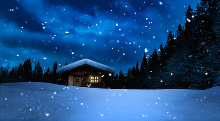 Fototapeta premium Gemütliches Cottages mit beleuchtetem Fenster in verschneitem Winterwald
