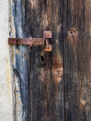 Alter Lack auf grober Holzstruktur