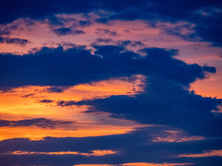 Wolkenhimmel nach Sonnenuntergang