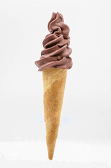 Helado saludable de yogurt y açai en cucurucho de barquillo