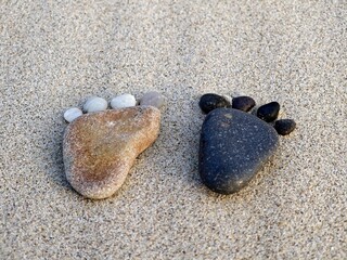 Füße am Nordseestrand aus Steinen