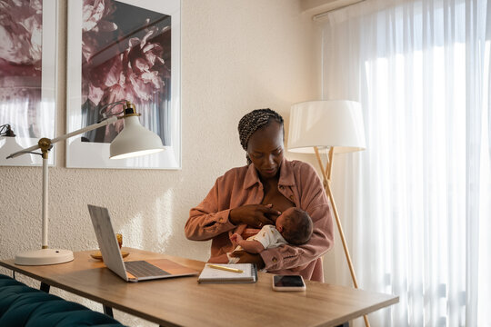Modern maternity leave lifestyle