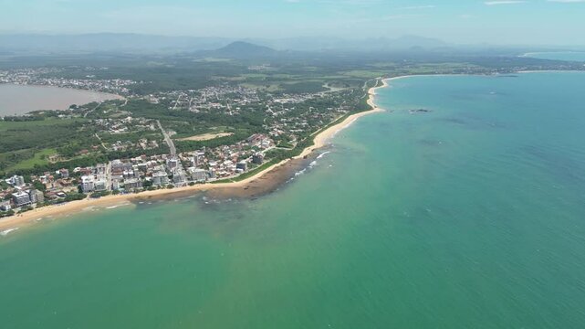 Imagem a&eacute;rea da praia de Castelhanos em um dia ensolarado. Areias brancas, mar calmo e piscinas naturais.