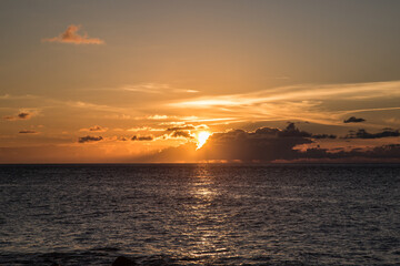 Fototapeta premium Tramonto sul mare con sole e nuvole 