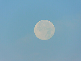 Der Mond am südlichen Himmel am Morgen