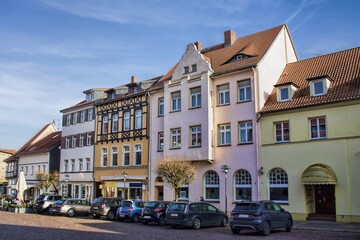 gardelegen, deutschland - sanierte häuserzeile am marktplatz