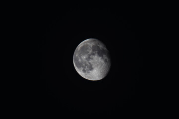 Obraz premium Waxing gibbous moon in dark night sky