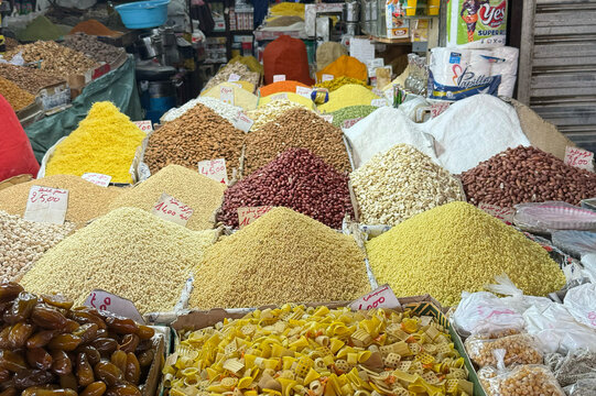 Esp&eacute;cies y legumbres en un mercado