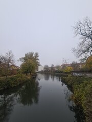 Blick auf den Fluss Havel in Brandenburg an der Havel, an einem atmosphärischen Herbsttag