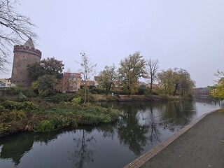 Fototapeta premium Blick auf die Havel in Brandenburg an der Havel, mit schöner Umgebung, an einem atmosphärischem Herbsttag