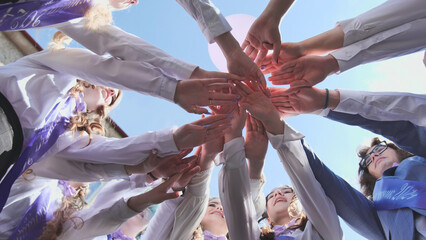 Obraz premium Students come together in a circle to celebrate their final school day, expressing unity, friendship, and a triumphant graduation