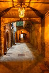 Rue obscure in Villefranche sur mer, Côtes dÀzur, Frankreich, Europa