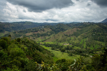 Fototapeta premium Preciosa fotografía panorámica de un paisaje natural tomada en el eje cafetero en Colombia.