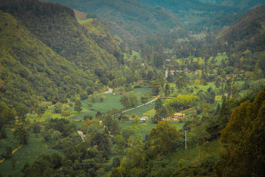 Preciosa fotograf&iacute;a panor&aacute;mica de un paisaje natural tomada en el eje cafetero en Colombia.