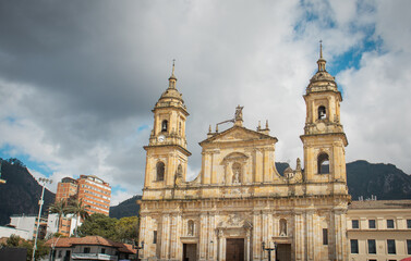 Obraz premium Hermosa fotografía de la catedral de Bogotá en la plaza de Bolivar.
