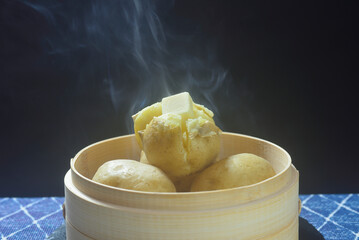 湯気の立ち昇るじゃがバター