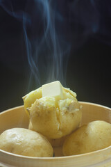 湯気の立ち昇るじゃがバター