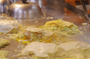 調理中の広島風お好み焼き