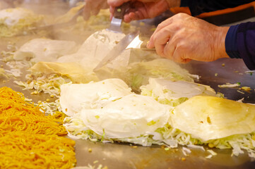 調理中の広島風お好み焼き