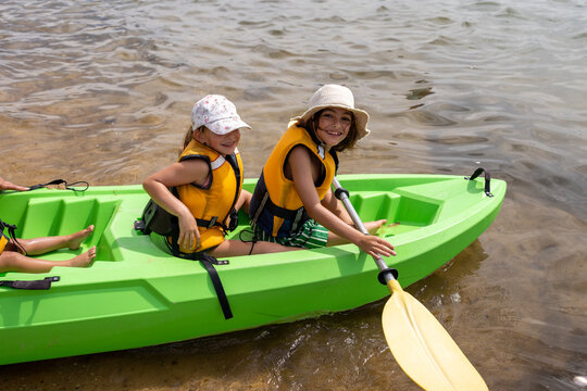 Dad and his children's going a kayak ride.