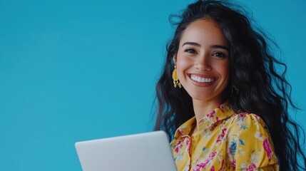 Obraz premium Smiling Woman with a Laptop