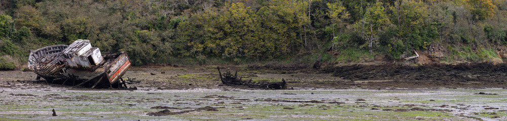 image panoramique d'une épave de bateau échoué sur le rivage dans un cimetière de bateau