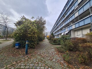 Spaziergang durch ein Wohngebiet in Berlin Hellersdorf/Marzahn, an einem Herbsttag, mit atmosphärischem Himmel