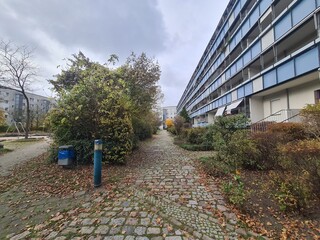 Spaziergang durch ein Wohngebiet in Berlin Hellersdorf/Marzahn, an einem Herbsttag, mit atmosphärischem Himmel