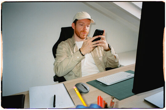 Film of a digital nomad using his smartphone during a break