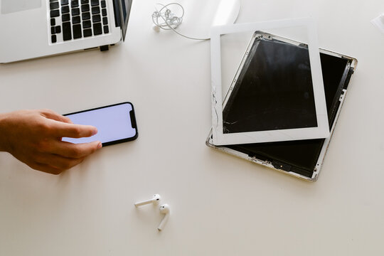 Cracked tablet screen removal