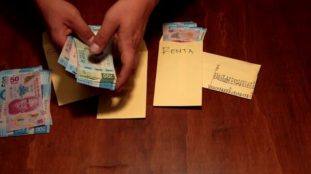 separando el dinero en sobres amarillos para una mejor planificacion en los pagos de renta escuela alimentos etc cubriendo las necesidades economicas 