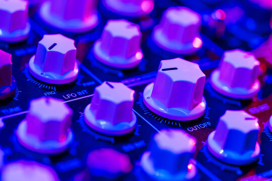 Analog synthesizer