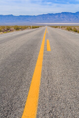 Naklejka premium A long road with a yellow line down the middle