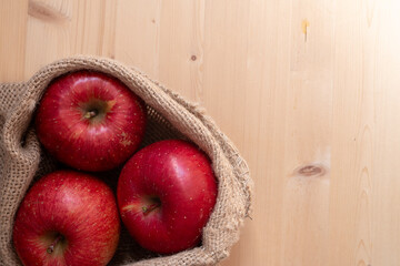 木目背景に美味しいリンゴ