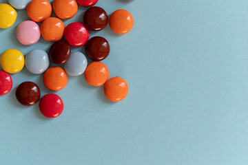 青背景に並ぶカラフルなチョコレート