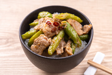 伏見とうがらしと豚肉の味噌炒め丼