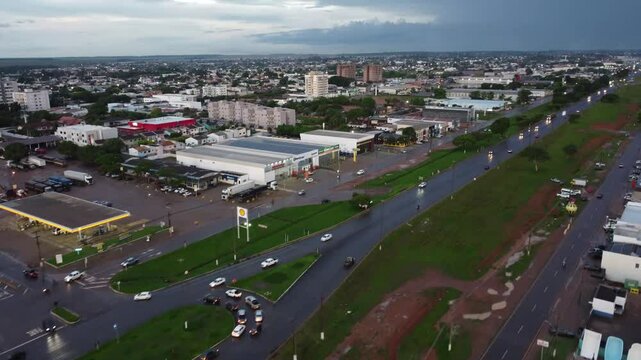 bela imagem com drone do centro da cidade e uma rodovia com cruzamento e transito intenso.