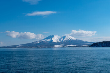 早春の快晴の青空をバックに駒ケ岳の風景を撮影