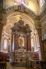 Fototapeta premium Martina Franca, Puglia, Italia: Vista diurna de la Piazza Plebiscito y la Catedral st. Martín