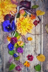 板に並べたダリアとパンジー