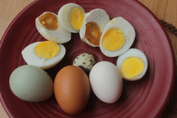 slice eggs on plate 
