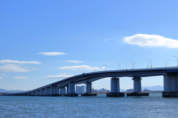 Obraz premium 琵琶湖大橋、青空、琵琶湖の風景