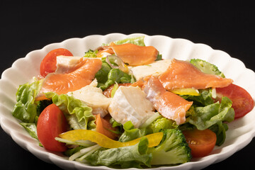 スモークサーモンとクリームチーズのサラダ